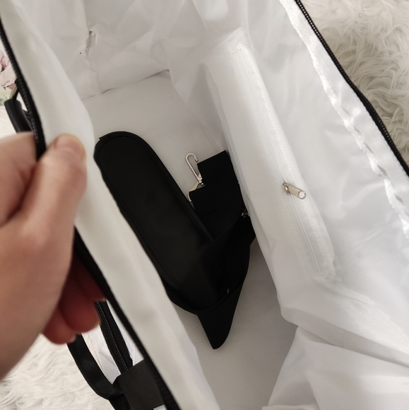 Guess gym duffle bag / weekender tote - Picture 7 of 7